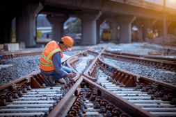 operario arreglando vías de tren